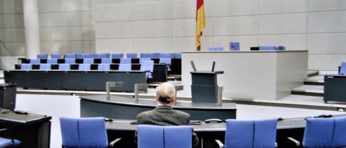 Foto: Blick von hinten auf Jakob Maria Mierscheid im Bundestag sitzend